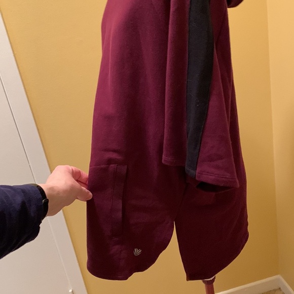 Forever 21 Sport sweatshirt with hoodie and 3/4 sleeves - never worn 🔴 - Picture 5 of 9